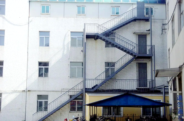 贵阳消防维保：室外疏散楼梯，是否需要设置雨棚(防护挑檐)！
